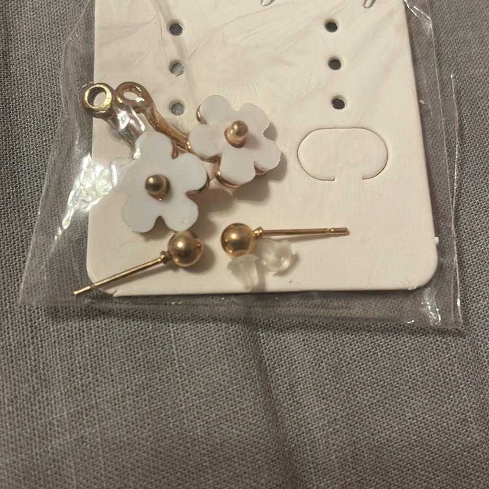 Flower Earring - Picture 5 of 6